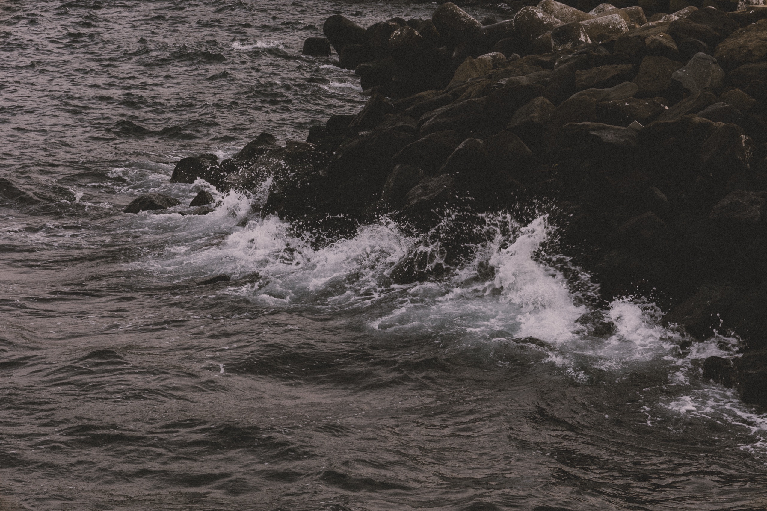 海浪拍打礁石