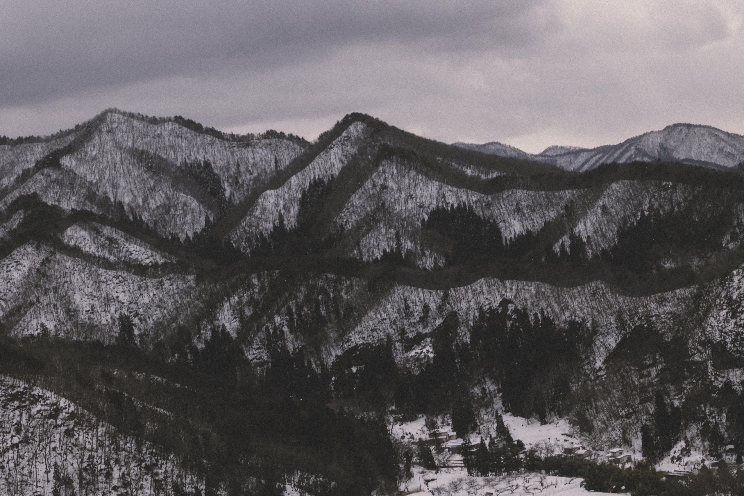 雪覆山脊,龍脈走勢