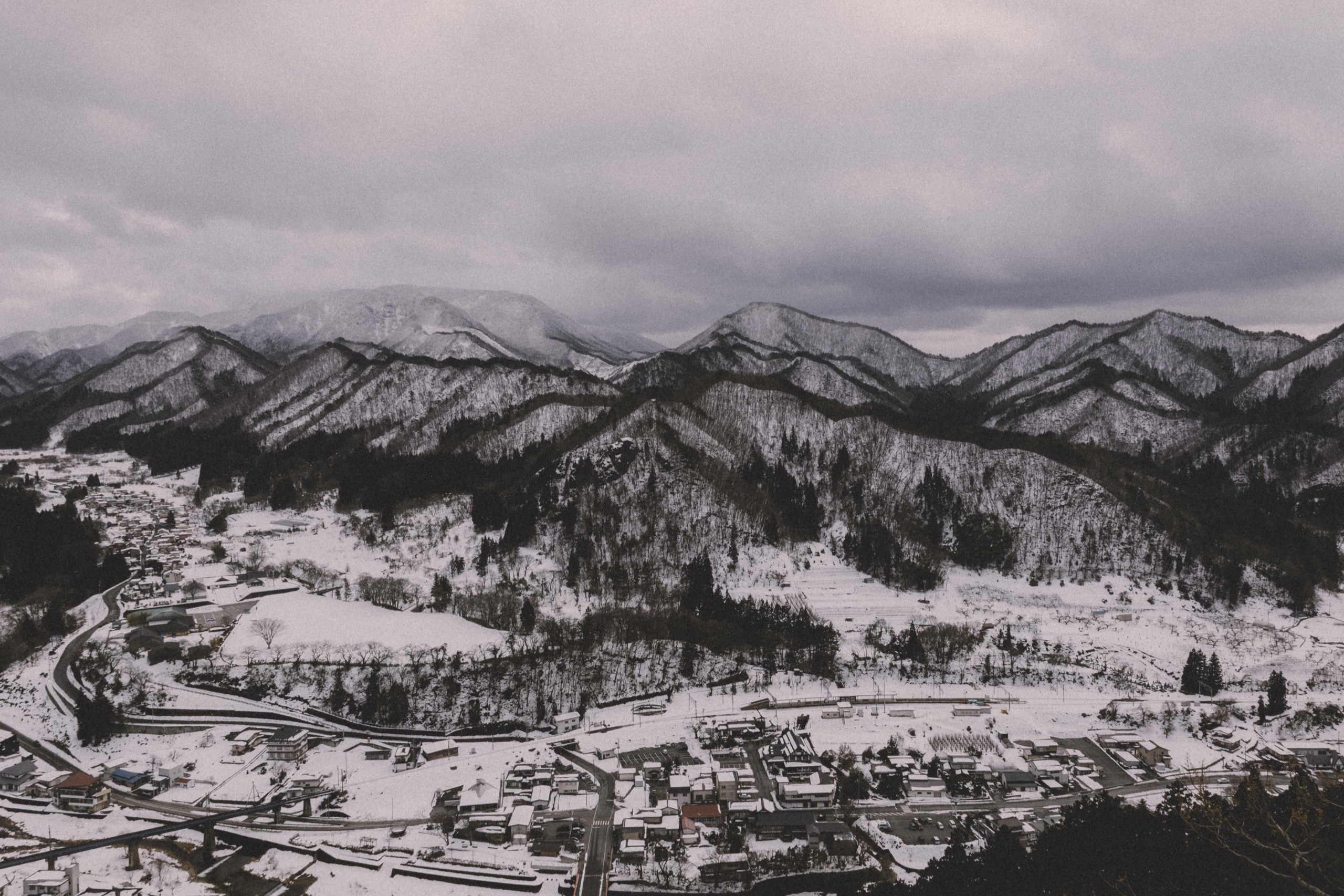 雪中山谷村落,群山環抱,藏風聚氣