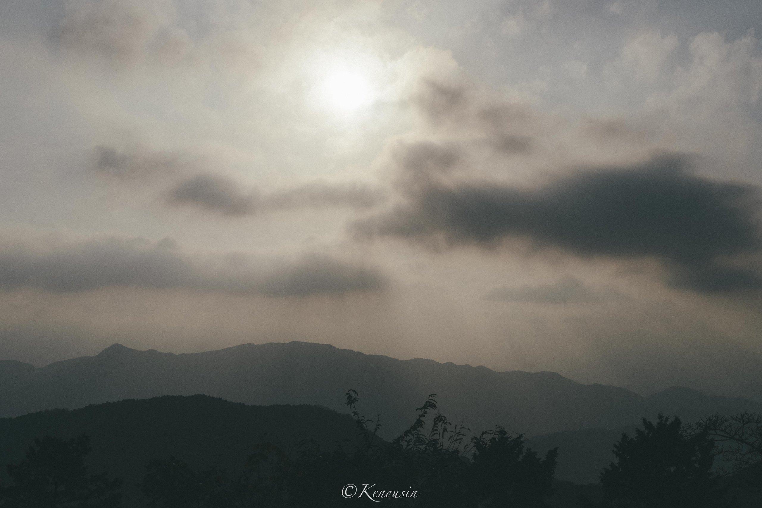 高尾山頂,雲隙間的日輪與山影