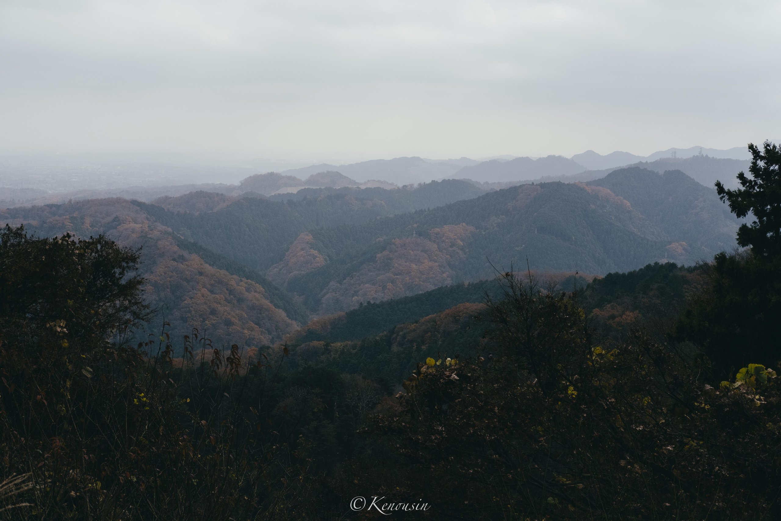 高尾山望層巒疊嶂,秋色漸暮